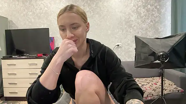 Snapshot of AnneBall chatting on 02-03-25, 10:03 AnneBall online show from 02-03-25, 10:03