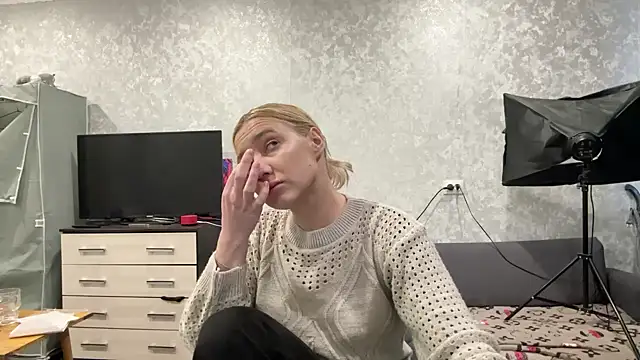 Snapshot of AnneBall chatting on 01-25-25, 12:16 AnneBall online show from 01-25-25, 12:16