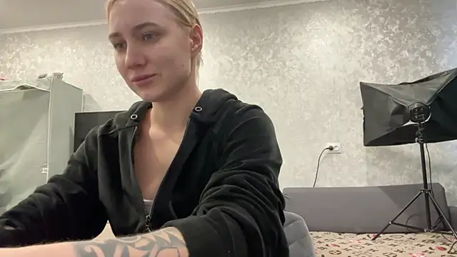 Snapshot of AnneBall chatting on 01-18-25, 11:00 AnneBall online show from 01-18-25, 11:00