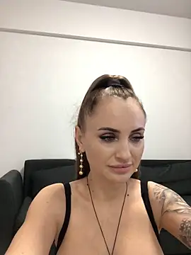 Snapshot of madonnaaaa chatting on 11-24-25, 06:30 madonnaaaa online show from 11-24-25, 06:30