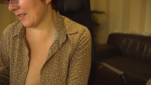 Snapshot of Katherine_Fox chatting on 12-15-24, 05:10 Katherine Fox online show from 12-15-24, 05:10