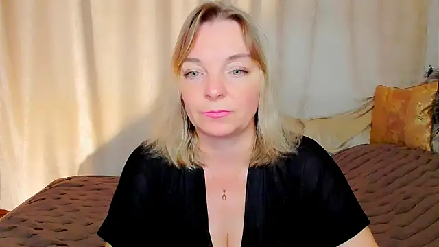 Snapshot of Regina__blue chatting on 09-21-25, 03:50 Regina  blue online show from 09-21-25, 03:50