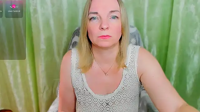 Snapshot of Regina__blue chatting on 03-07-25, 08:55 Regina  blue online show from 03-07-25, 08:55