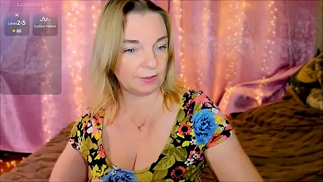 Snapshot of Regina__blue chatting on 01-22-25, 05:17 Regina  blue online show from 01-22-25, 05:17