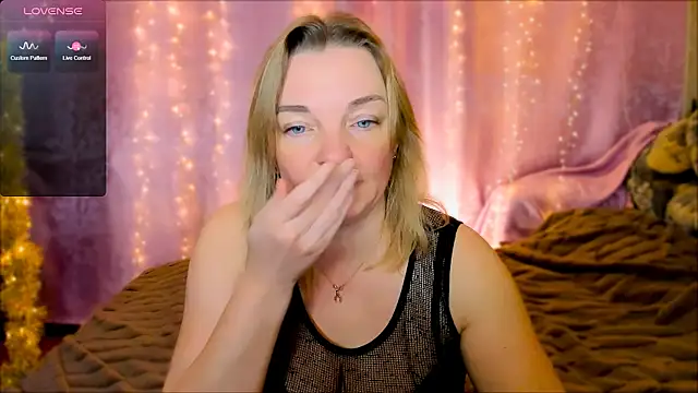 Snapshot of Regina__blue chatting on 01-24-25, 06:56 Regina  blue online show from 01-24-25, 06:56