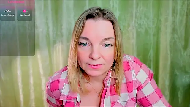 Snapshot of Regina__blue chatting on 03-11-25, 11:04 Regina  blue online show from 03-11-25, 11:04