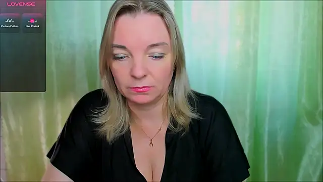 Snapshot of Regina__blue chatting on 03-22-25, 02:47 Regina  blue online show from 03-22-25, 02:47