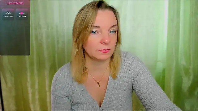 Snapshot of Regina__blue chatting on 03-02-25, 01:42 Regina  blue online show from 03-02-25, 01:42