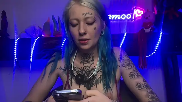 Snapshot of coyemoo chatting on 03-20-25, 03:14 coyemoo online show from 03-20-25, 03:14