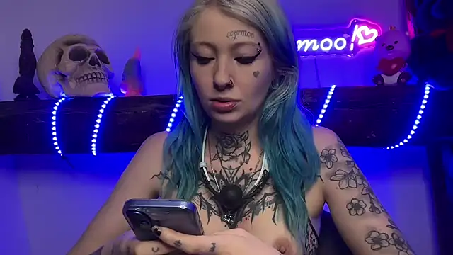 Snapshot of coyemoo chatting on 03-16-25, 12:00 coyemoo online show from 03-16-25, 12:00