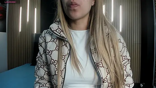 EvaaLovia1 online show from 04-07-26, 01:24