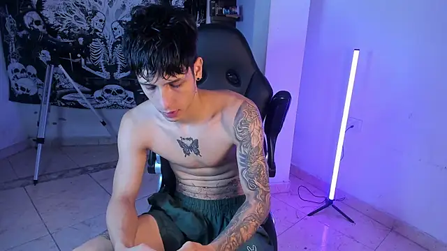 Snapshot of Snakebutterfly chatting on 01-06-26, 04:27 Snakebutterfly online show from 01-06-26, 04:27