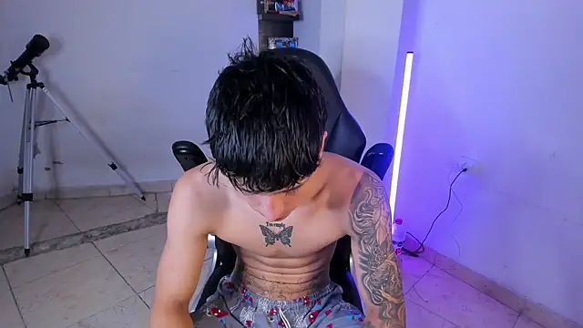 Snapshot of Snakebutterfly chatting on 01-07-26, 09:03 Snakebutterfly online show from 01-07-26, 09:03