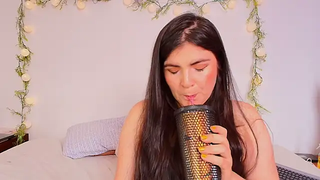 Amara vega online show from 04-13-26, 04:33