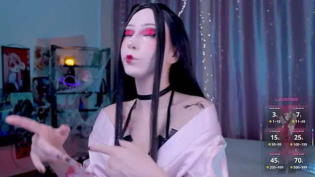 Carolina Leep online show from 10-28-25, 01:32