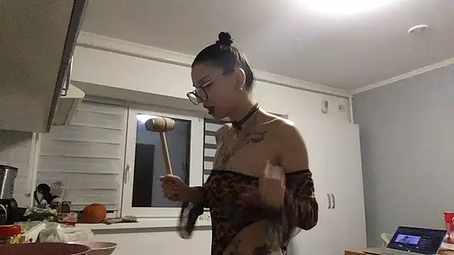 MoonAgnes online show from 11-17-25, 04:33