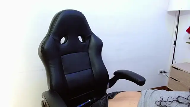 AlexandraJones  online show from 10-04-25, 01:23