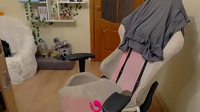 Snapshot of HaleyRoute chatting on 11-12-25, 05:17 HaleyRoute online show from 11-12-25, 05:17