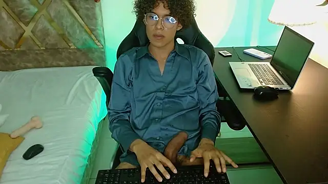 Snapshot of nickolas_moon chatting on 12-30-24, 12:11 nickolas moon online show from 12-30-24, 12:11