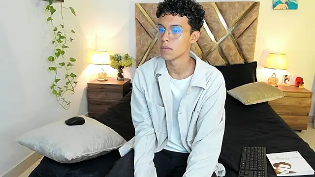 Snapshot of nickolas_moon chatting on 10-29-25, 09:03 nickolas moon online show from 10-29-25, 09:03