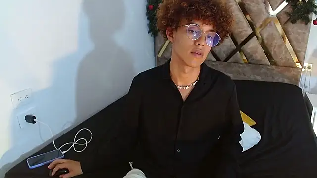 Snapshot of nickolas_moon chatting on 12-18-24, 06:57 nickolas moon online show from 12-18-24, 06:57