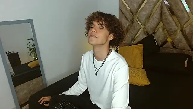 Snapshot of nickolas_moon chatting on 01-29-25, 09:17 nickolas moon online show from 01-29-25, 09:17