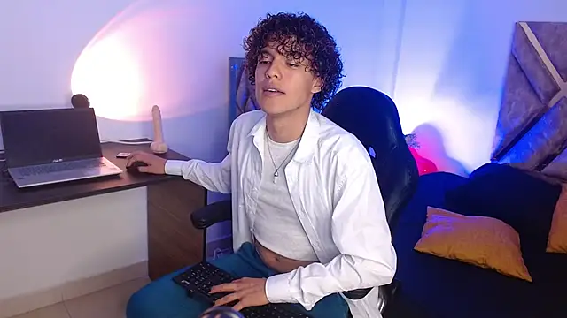 Snapshot of nickolas_moon chatting on 02-20-25, 06:24 nickolas moon online show from 02-20-25, 06:24