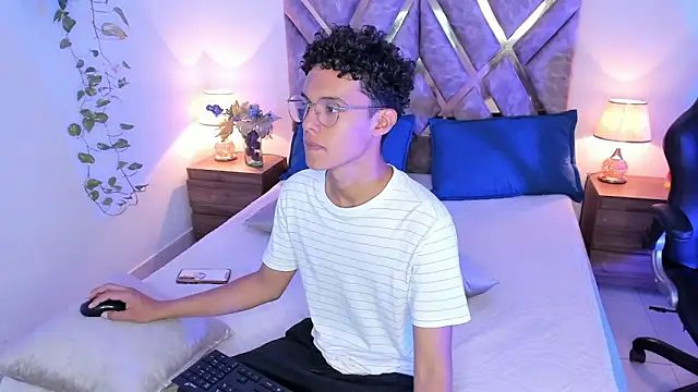 Snapshot of nickolas_moon chatting on 10-15-25, 07:55 nickolas moon online show from 10-15-25, 07:55