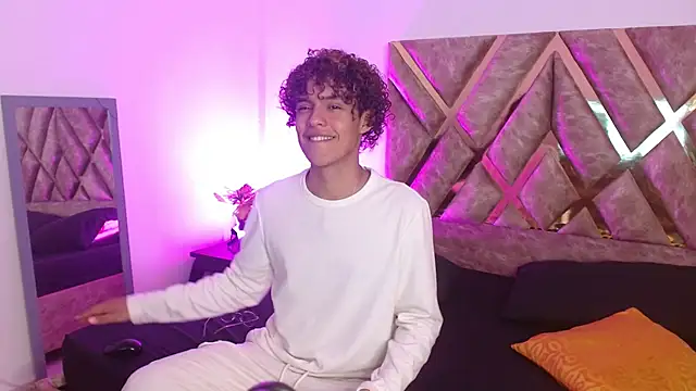 Snapshot of nickolas_moon chatting on 03-19-25, 07:49 nickolas moon online show from 03-19-25, 07:49