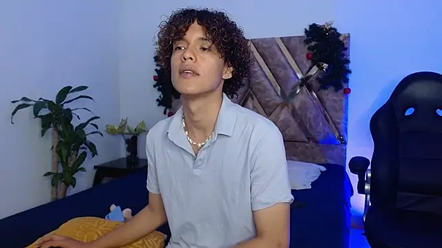 Snapshot of nickolas_moon chatting on 12-30-24, 05:34 nickolas moon online show from 12-30-24, 05:34