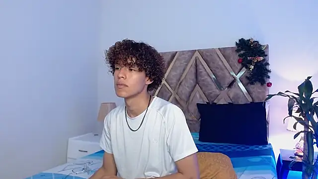 Snapshot of nickolas_moon chatting on 12-26-24, 03:42 nickolas moon online show from 12-26-24, 03:42