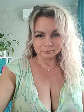 Snapshot of candy_queeen chatting on 06-22-26, 04:42 candy queeen online show from 06-22-26, 04:42