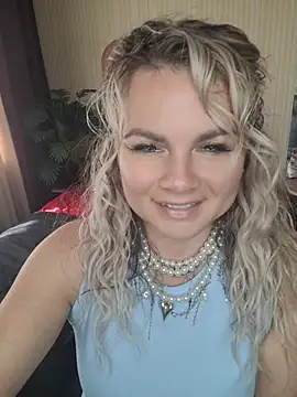 Snapshot of candy_queeen chatting on 06-04-26, 04:39 candy queeen online show from 06-04-26, 04:39