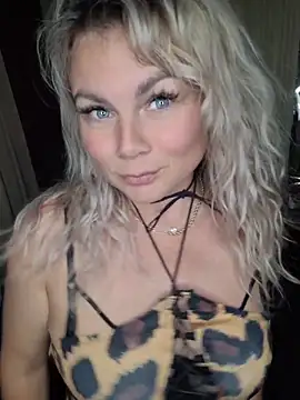 Snapshot of candy_queeen chatting on 06-08-26, 12:27 candy queeen online show from 06-08-26, 12:27