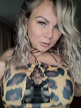 Snapshot of candy_queeen chatting on 06-06-26, 03:56 candy queeen online show from 06-06-26, 03:56