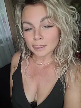 Snapshot of candy_queeen chatting on 06-18-26, 01:49 candy queeen online show from 06-18-26, 01:49