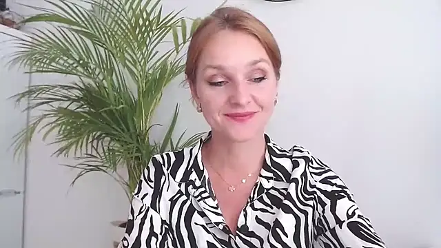 Snapshot of AliciaDesire chatting on 09-29-25, 01:39 AliciaDesire online show from 09-29-25, 01:39