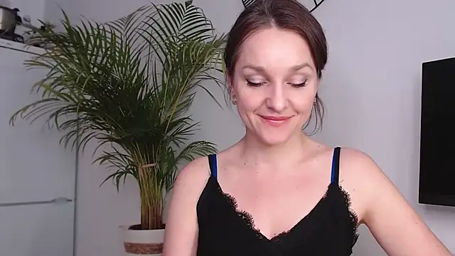 Snapshot of AliciaDesire chatting on 02-11-25, 10:36 AliciaDesire online show from 02-11-25, 10:36