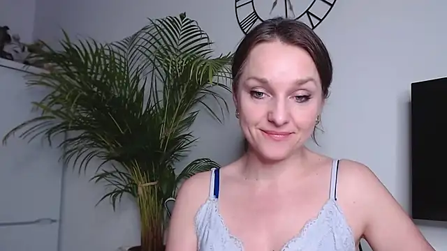 Snapshot of AliciaDesire chatting on 02-12-25, 06:30 AliciaDesire online show from 02-12-25, 06:30