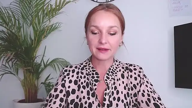 Snapshot of AliciaDesire chatting on 09-16-25, 01:01 AliciaDesire online show from 09-16-25, 01:01