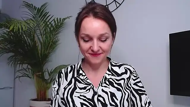 Snapshot of AliciaDesire chatting on 01-08-25, 11:10 AliciaDesire online show from 01-08-25, 11:10