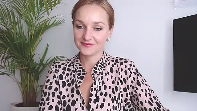 Snapshot of AliciaDesire chatting on 09-26-25, 06:42 AliciaDesire online show from 09-26-25, 06:42