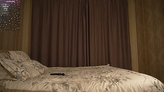 IsabellaTorrance online show from 09-28-25, 04:19