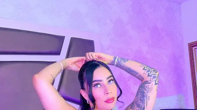 GiahDaniels online show from 05-07-26, 01:32