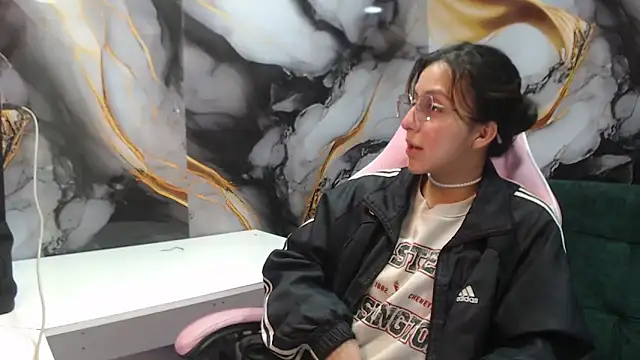 Snapshot of ling_ling24 chatting on 10-20-25, 03:41 ling ling24 online show from 10-20-25, 03:41