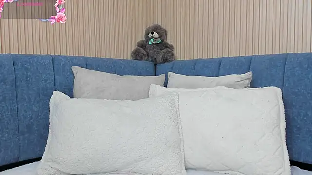 Snapshot of angeline_teen chatting on 09-26-25, 12:12 angeline teen online show from 09-26-25, 12:12