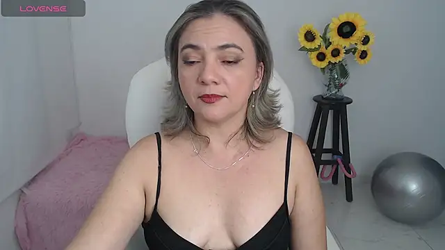 Snapshot of Ghada_milf chatting on 10-06-25, 10:43 Ghada milf online show from 10-06-25, 10:43