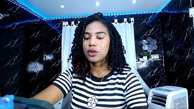 Snapshot of Hillary_queen chatting on 09-26-25, 01:07 Hillary queen online show from 09-26-25, 01:07