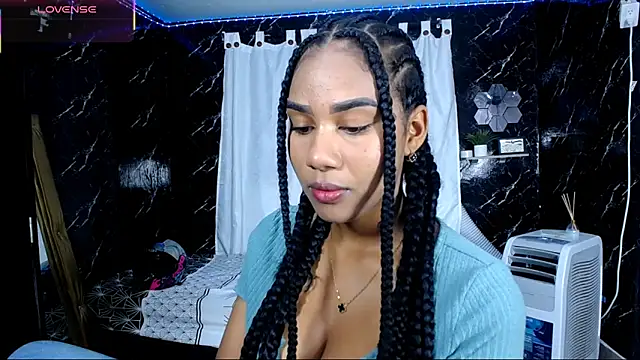 Snapshot of Hillary_queen chatting on 10-13-25, 01:02 Hillary queen online show from 10-13-25, 01:02