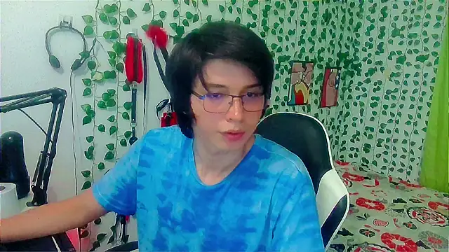 Snapshot of Andy_gray chatting on 04-19-26, 06:10 Andy gray online show from 04-19-26, 06:10